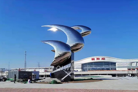 朝阳高铁站——《三燕雕塑》